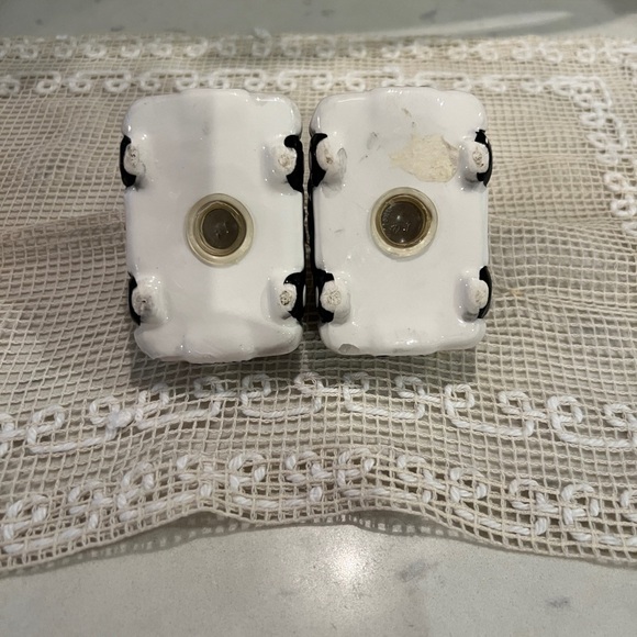 2 sets of Salt and Pepper Shakers. Minature OutHouse S&P and NYPD police car S&P - Picture 11 of 13